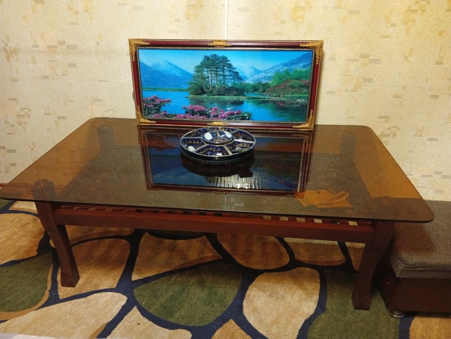 Продается стол 2 пуфика