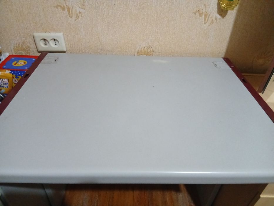 Продам  стол из металла.