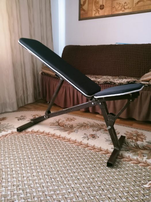 Наклонная скамья для жима лежа.
