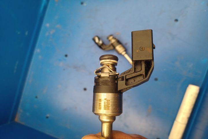 Injector benzina 03C906036F Volkswagen VW Golf 6 [2008 - 2015] Plus m