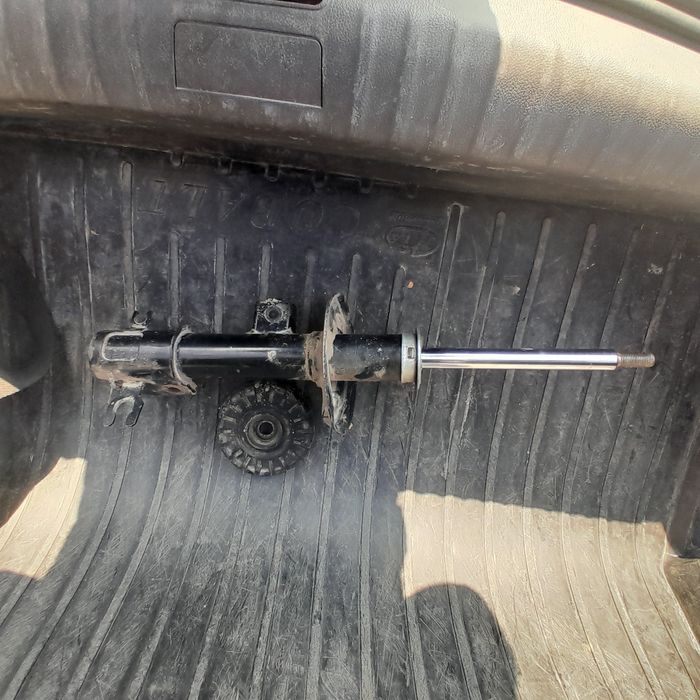 Spark amortizator chashkasi bilan