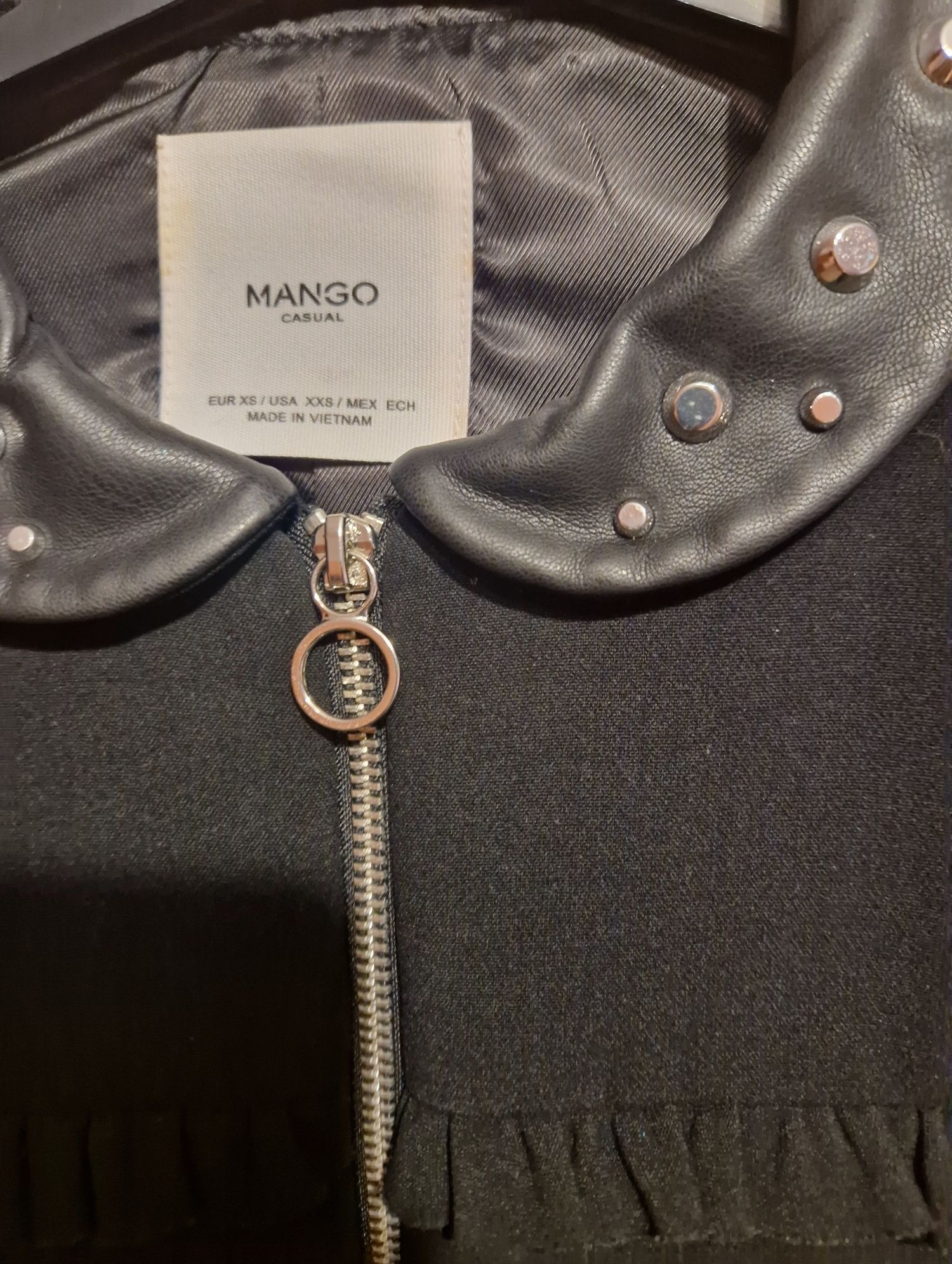 Тренчкот на Mango, дънково яке от Guess