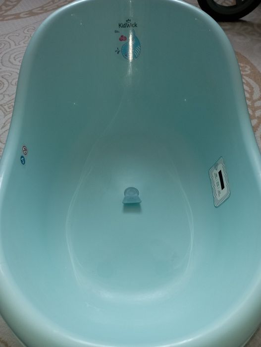 Ванночка и горка для купания в идеальном новом состоянии чистая