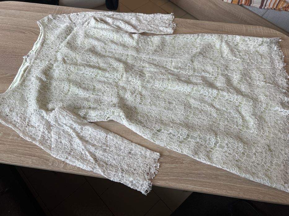 Рокля с млечнозелен плат, поставен под малки плетени цветчета