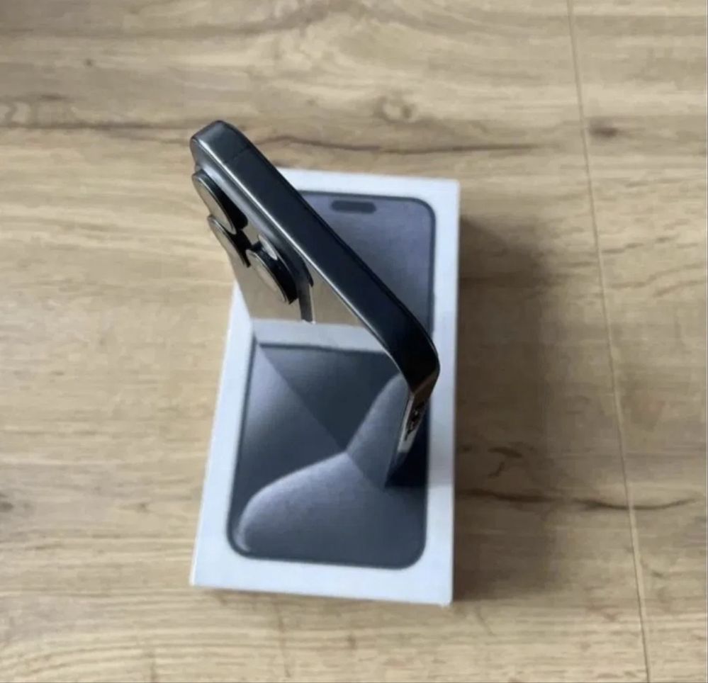 Продавам  Iphone15 Pro Max 256 gb Телефона е като нов без драскотина!