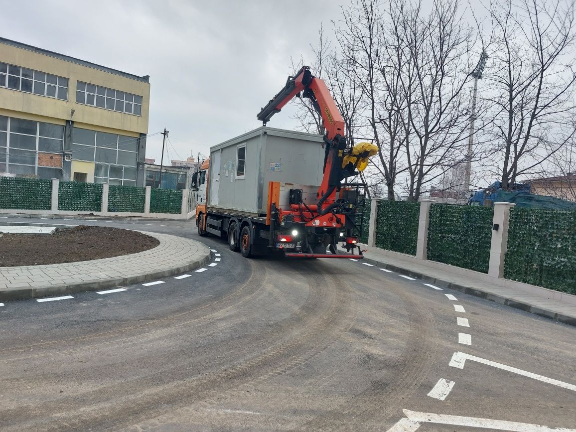 Transport materiale construcți cu camion cu macara și container