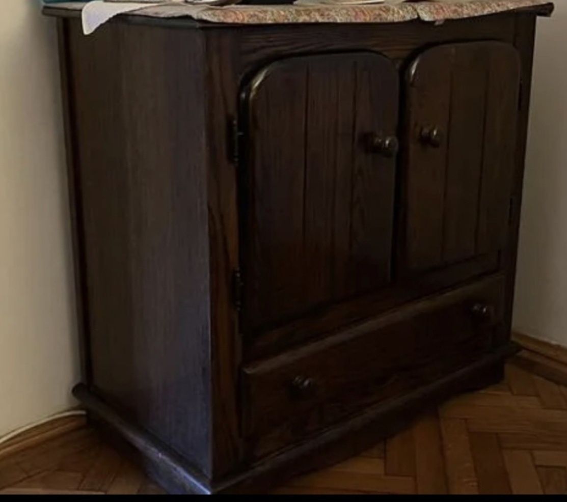 Piesa din lemn masiv cu doua uși și un sertar