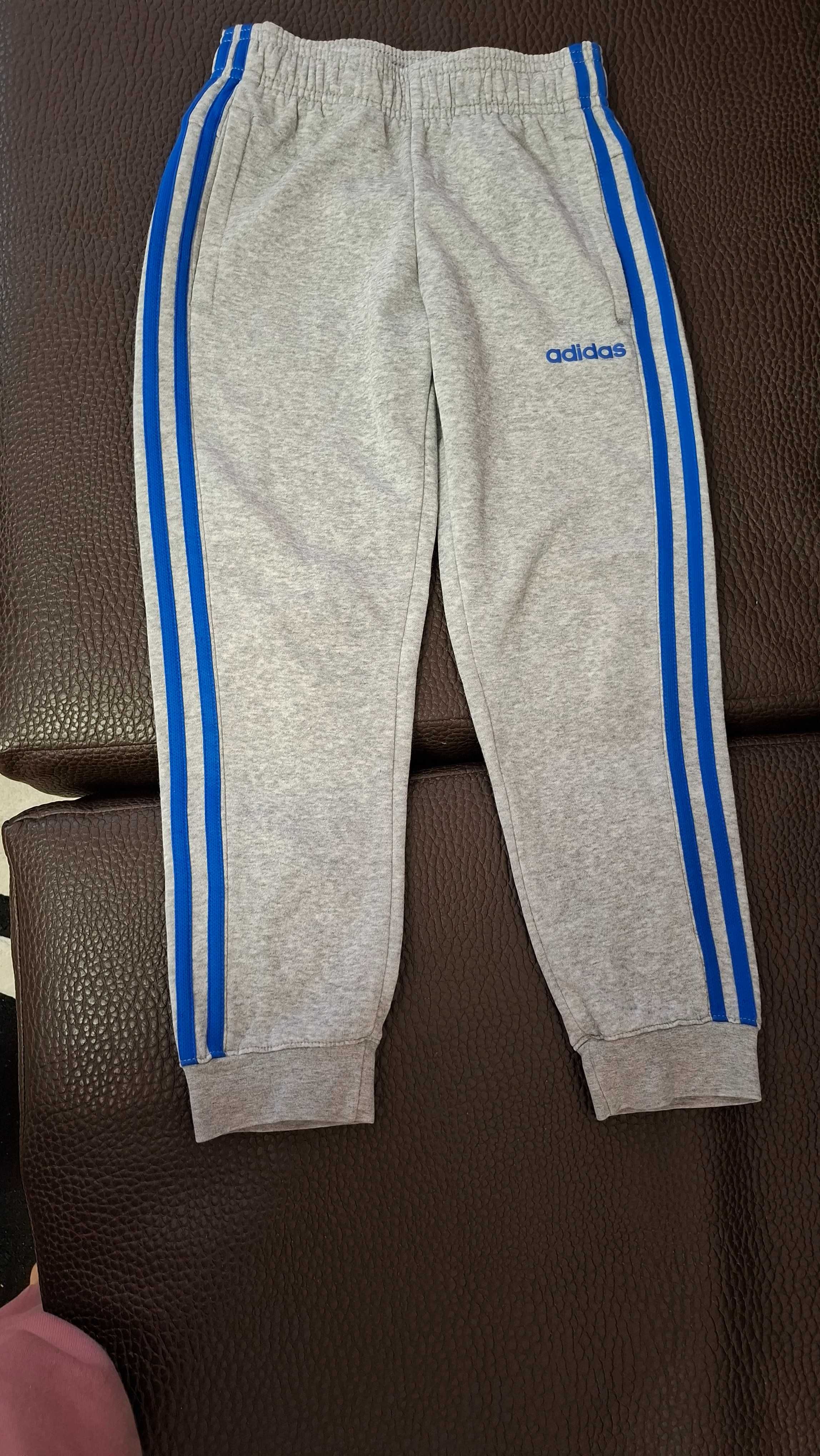 Продавам детска  долница  ,,Adidas"