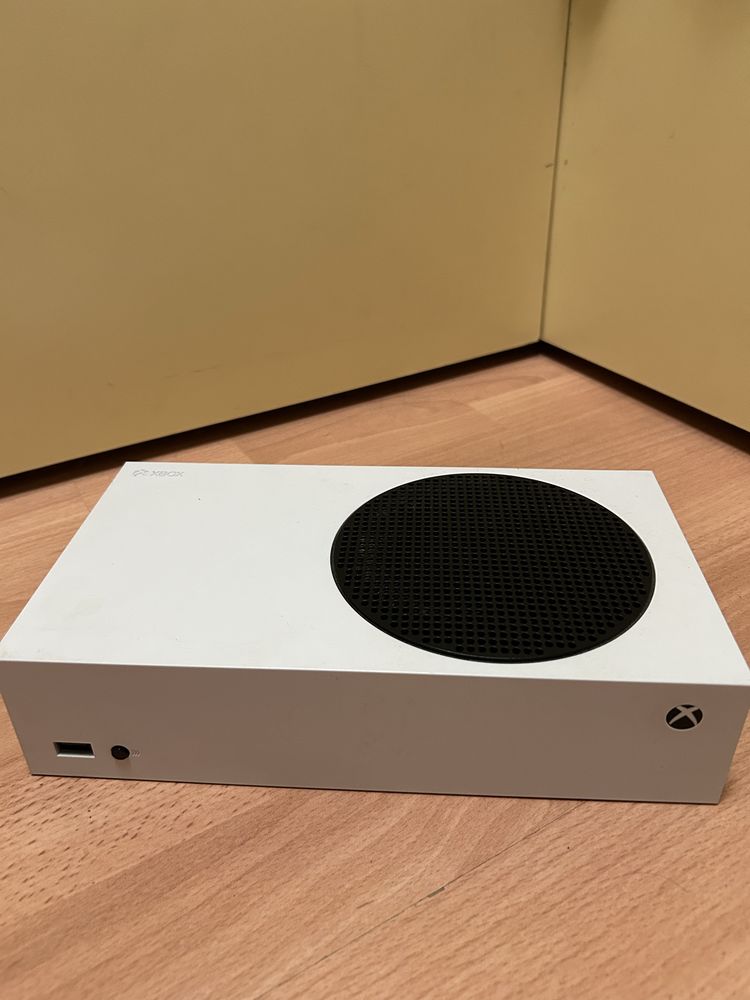 Xbox series S с презареждаема батерия на контролера