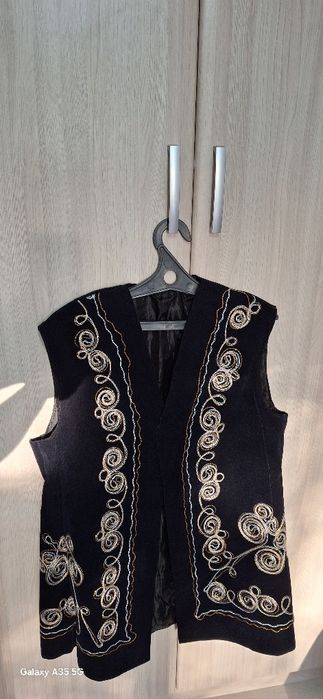 Костюм 5000 тг,2 мерт мата 500 тг ден, жилеткалары 2500,шапан 2000 тг