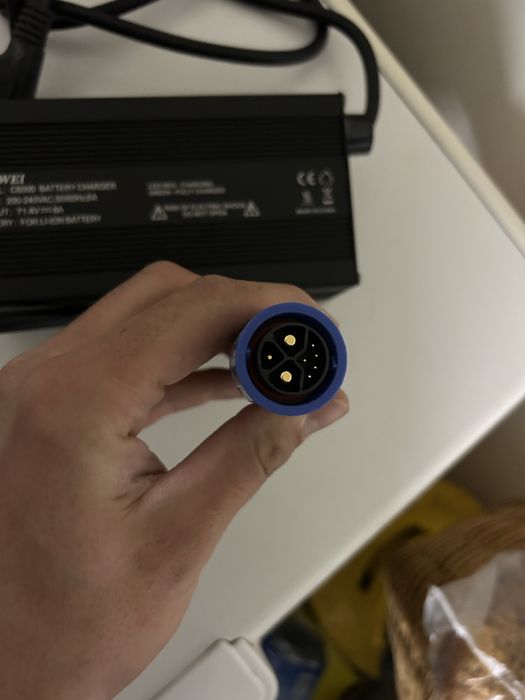 Incarcator scuter electric 71.4v