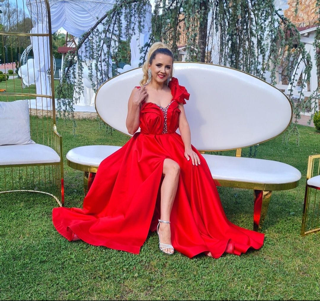 Rochie rosie lungă pe umăr de ocazie cu pietre marimea S-M