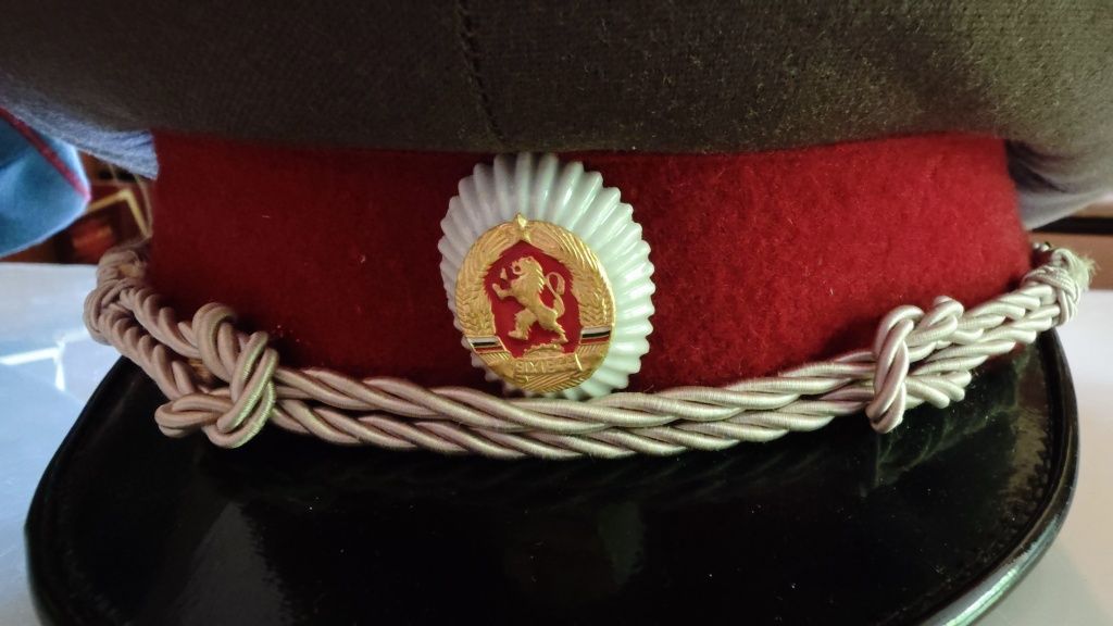 Оригинални полицейски шапки от НРБ – отлично състояние