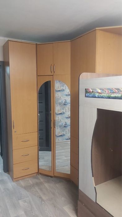Продам угловой шкаф с зеркалом.