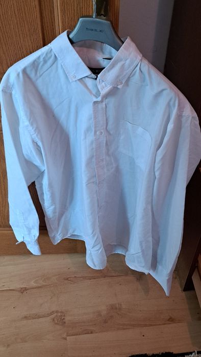 Продавам Официални Мъжки ризи

1. риза л цена 20лв
2.риза цена 40лв 2х