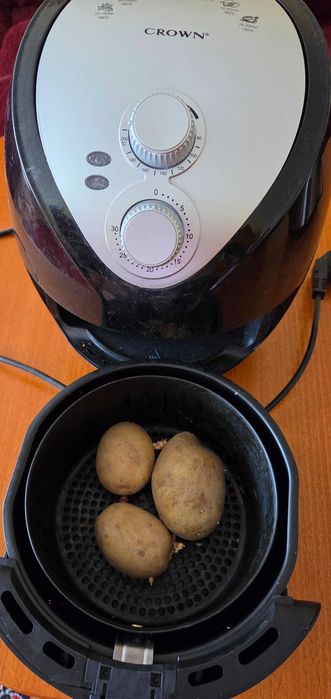 Неизползван нов air fryer Crown