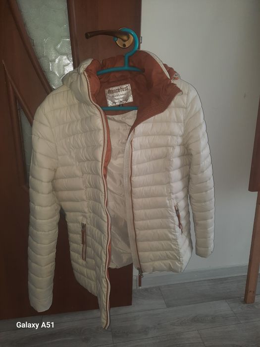 Продам куртку теплую, и еще два демисезонных