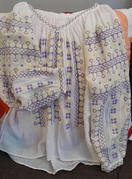 Ie tradițională cusuta manual impecabilă