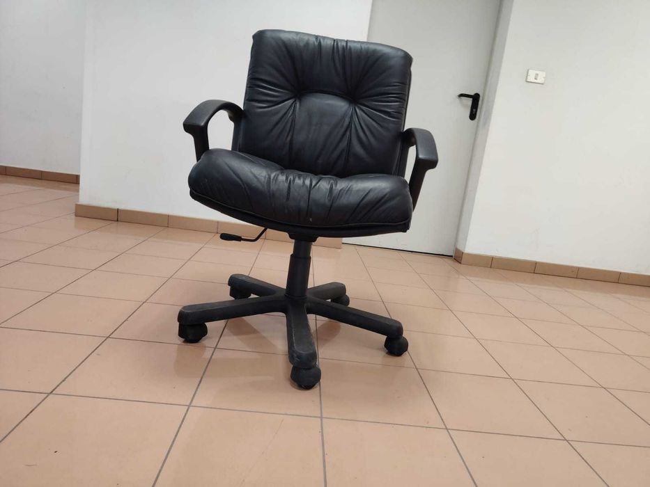 Офис Столoве Естествена Кожа 11 Заседателни 1 Директорски Стол