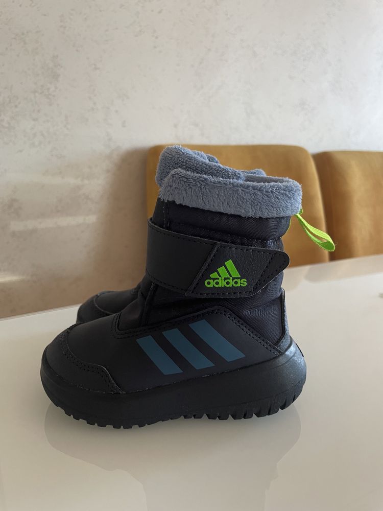 Продавам детски боти Adidas