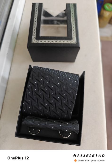 Cravata și cutie cu cravata și butoni