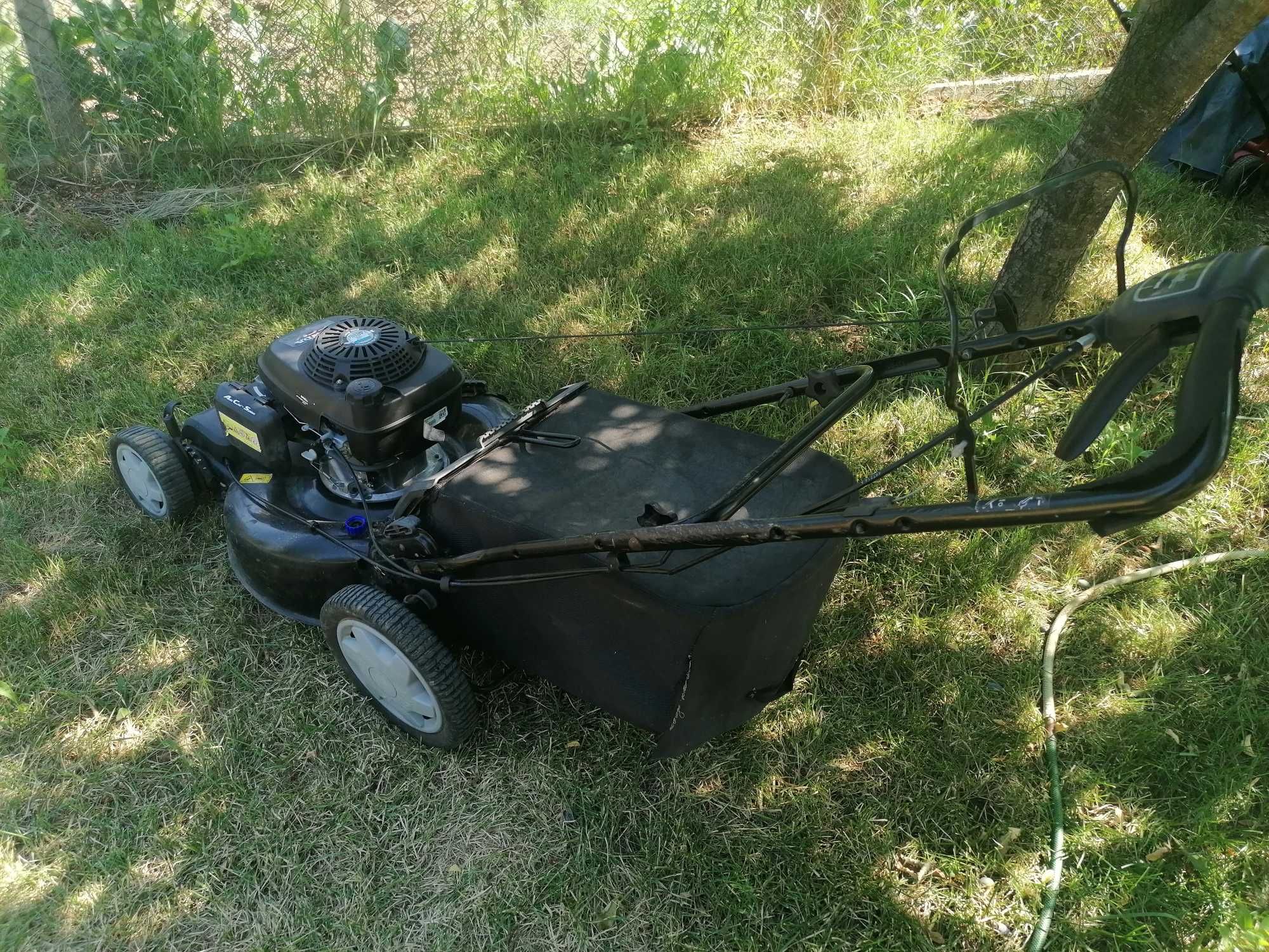 Masina de tuns iarba cu tractiune Honda