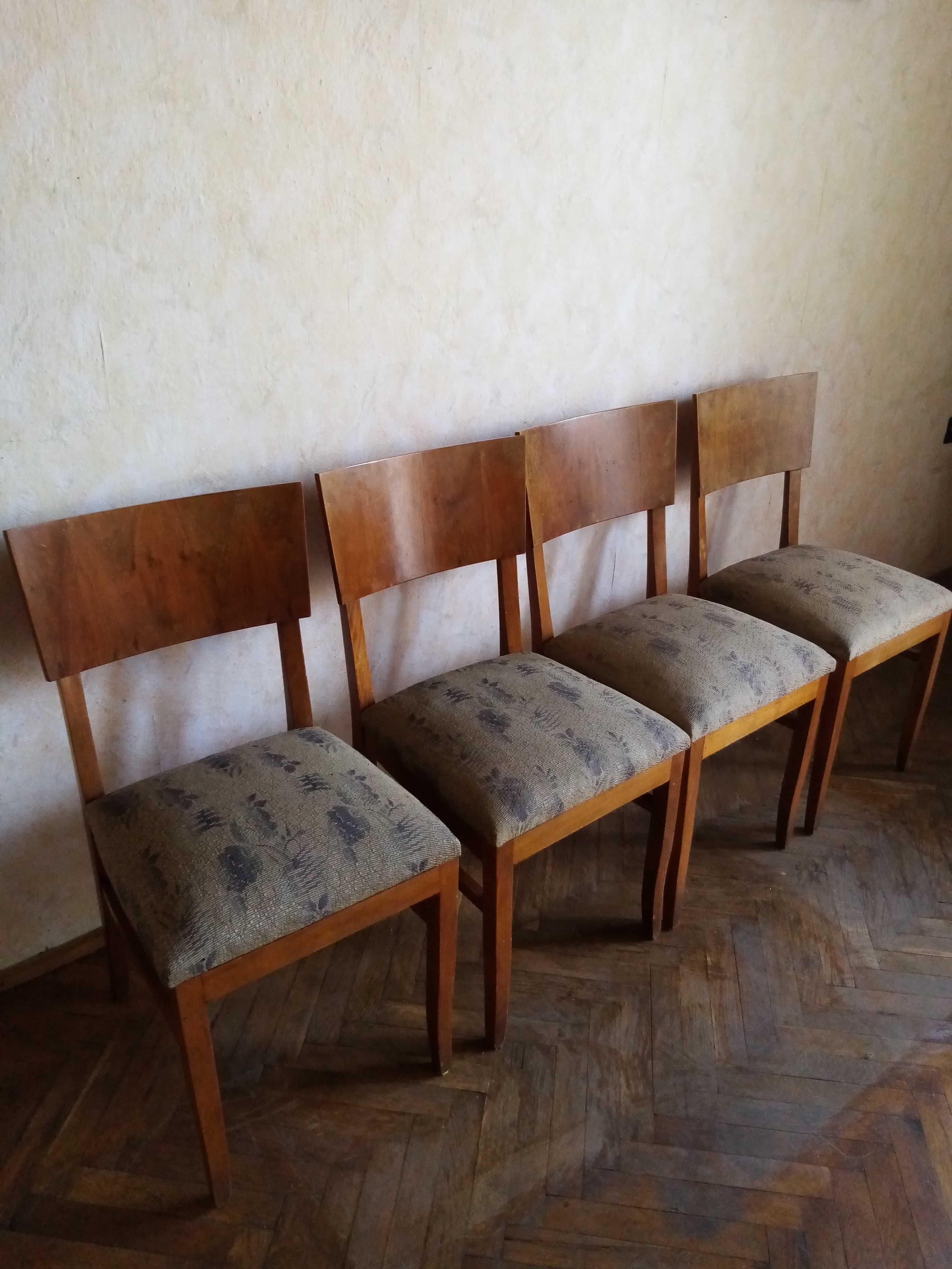 2 комплекта по 4бр. стари дървени стола за реставрация.