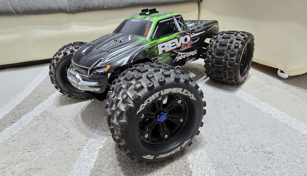Automodel Traxxas Revo 3.3 roller