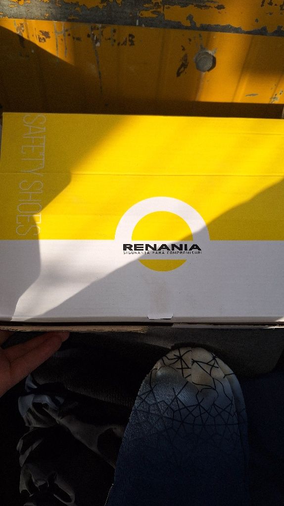 Bocanci de lucru noi cu eticheta pe ei
