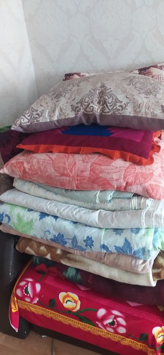 Продам взрослые  одеяла, подушки по 1500 тенге ,пододеяльники, простын