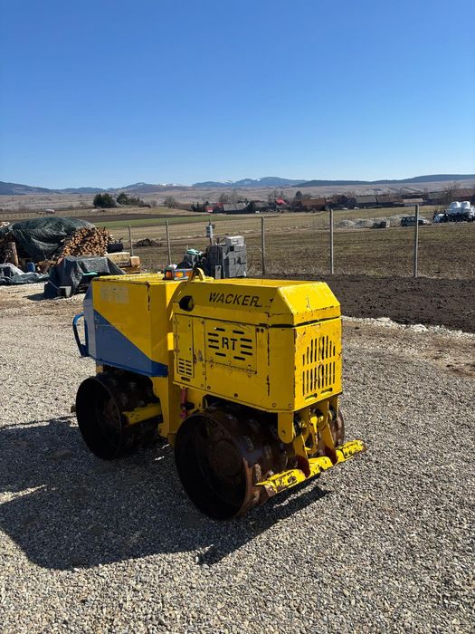 Inchiriez bobcat cu picon ,burghiu,foreza cilindru compactor