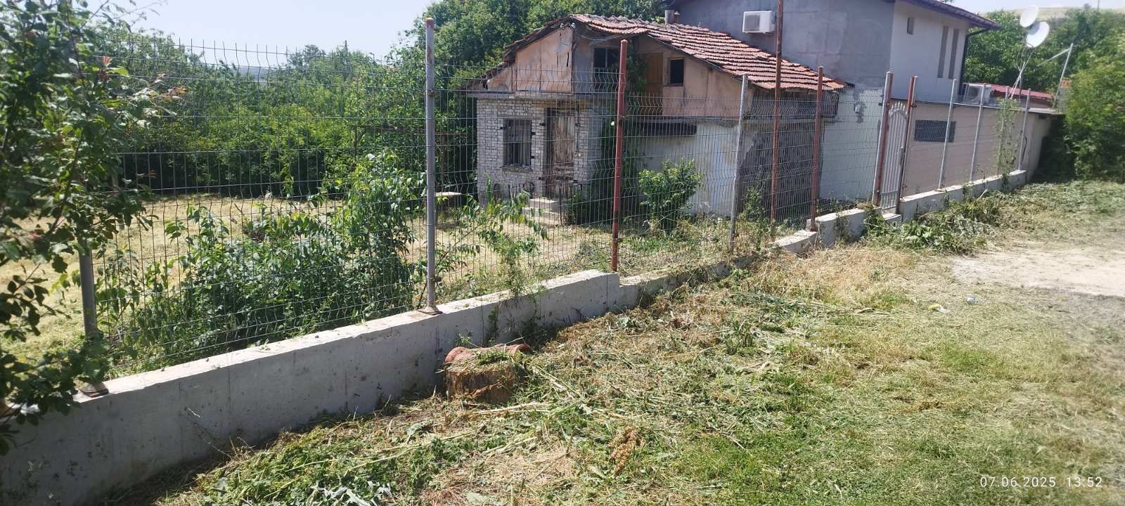 Дворно място с масивна постройка в с. Изворище