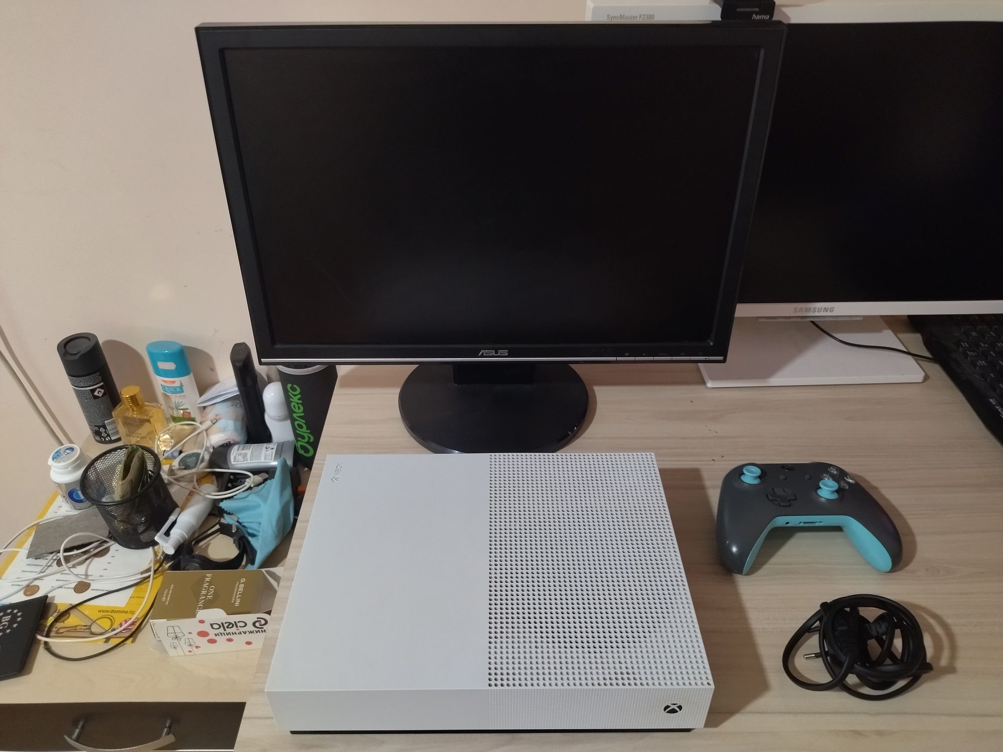 Xbox one s digital + контролер + кабел за захранване и подарък монитор