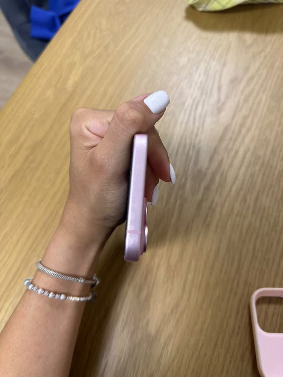 Iphone 15 розов като нов