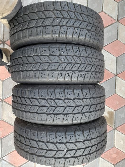 Vând 4 anvelope de iarna 215 65 r16c GOODYEAR  foarte bune