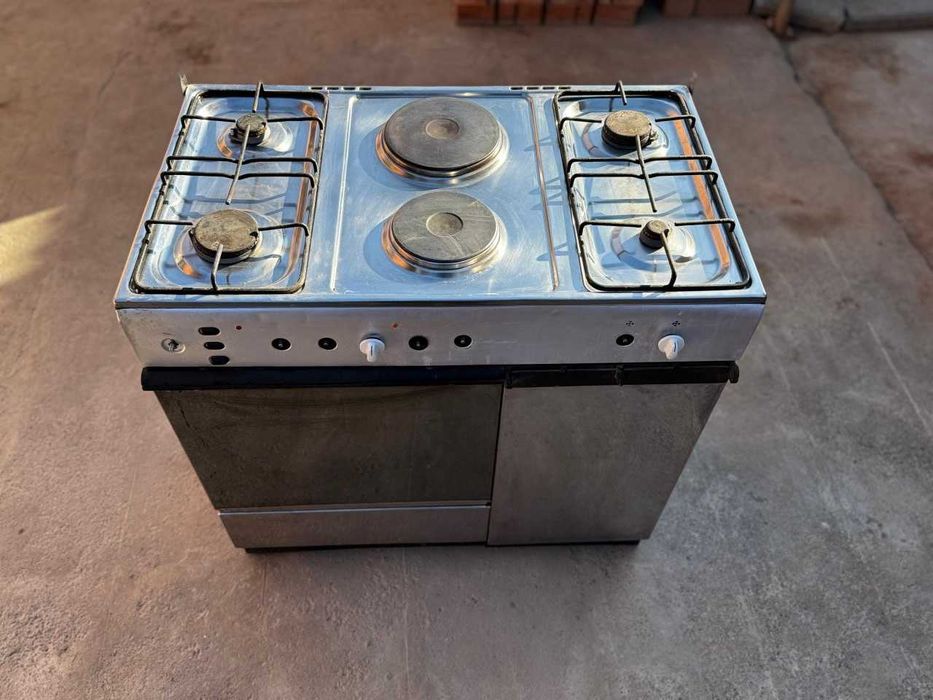 Газо-электрическая плита в хорошем состоянии.