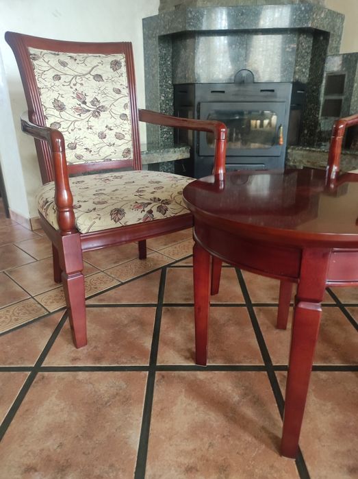 Комплект маса с два стола