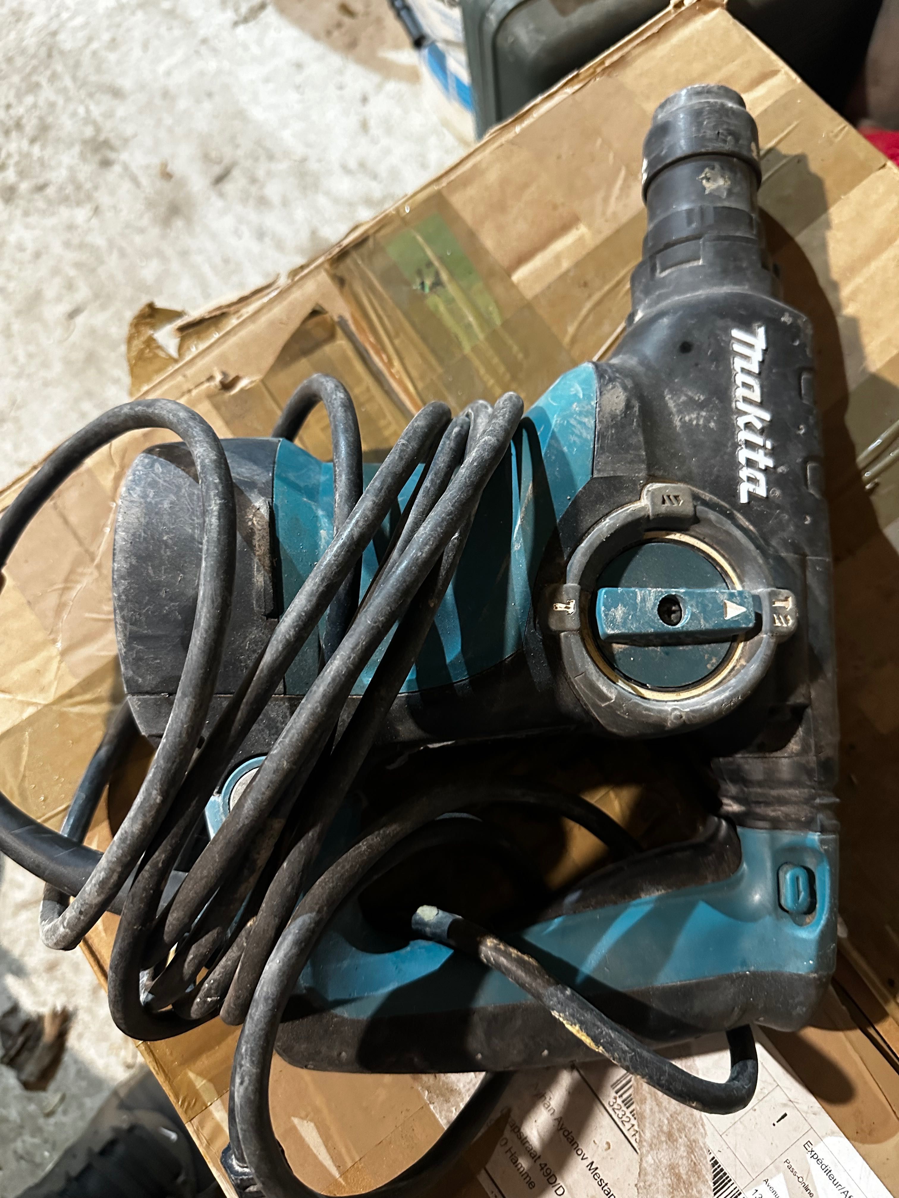 MAKITA HR 2811 FT - Професионален Перфоратор Със Сменяем Патронник