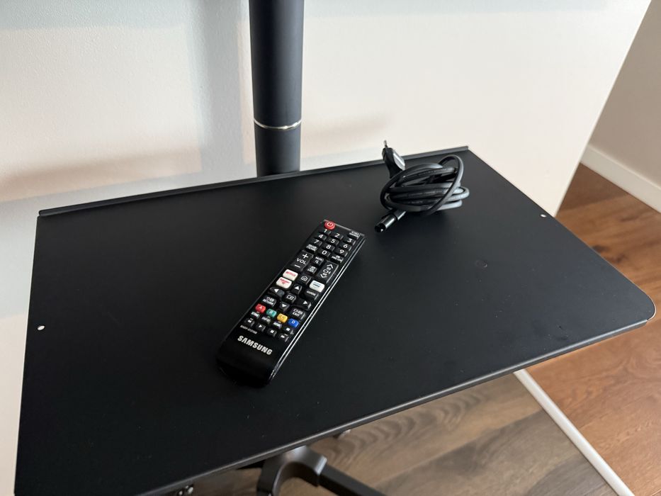 Vand TV Samsung 138 cm, 4K, ultra HD si stand mobil