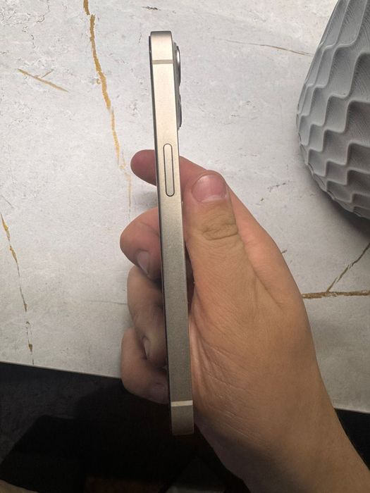 Айфон 13  белый цвет