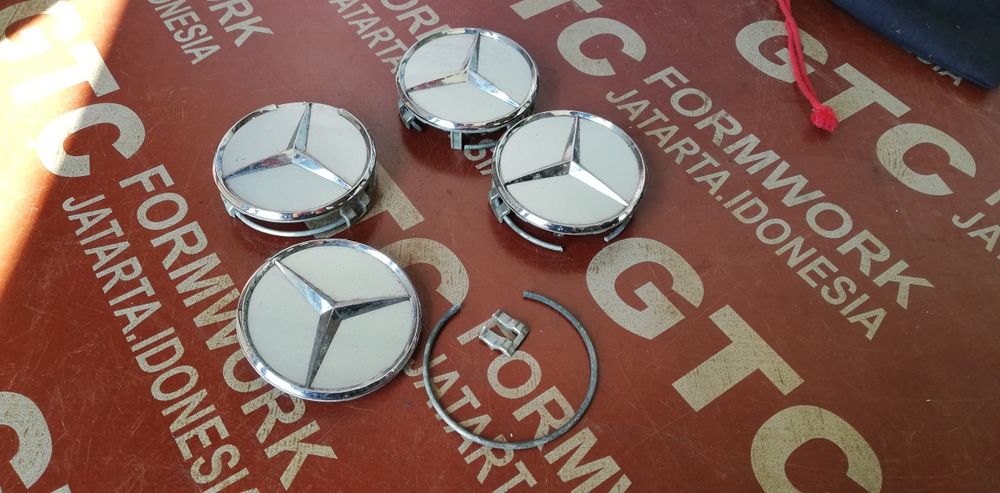 4 броя капачки с емблеми за джанти Mercedes