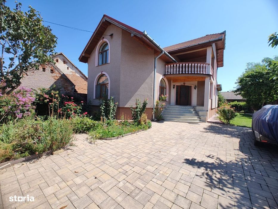 Casa de vanzare in Bacia pe 3 nivele, teren suprafata totala 477mp