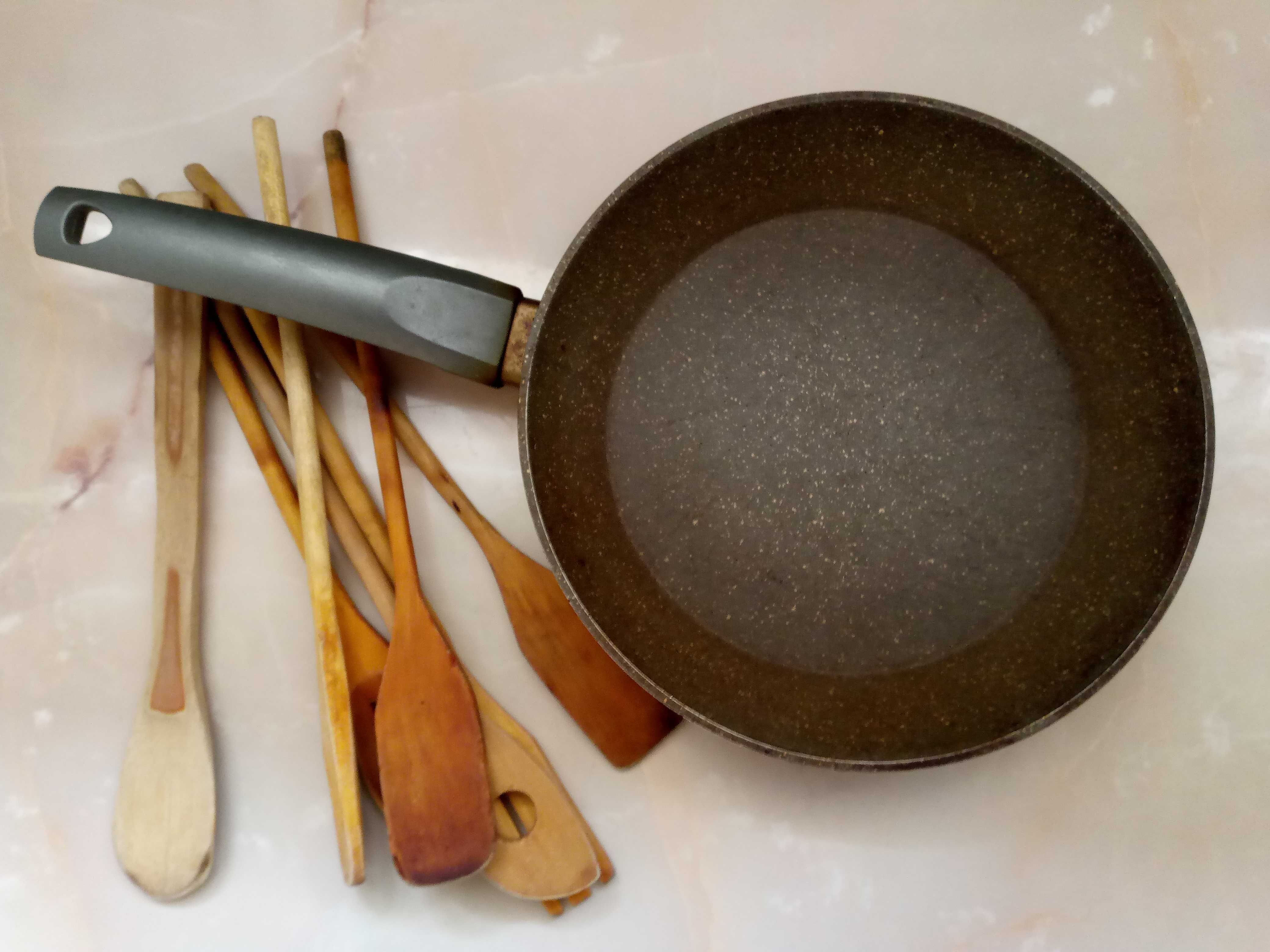 Антипригарная сковородка гранит с деревянным набором.Размер 24см
