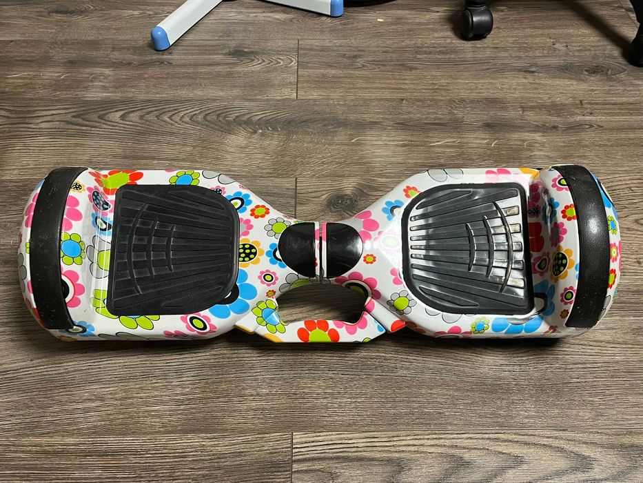 Продавам детски Ховърборд 6,5 инча. Bluetooth и светлини.