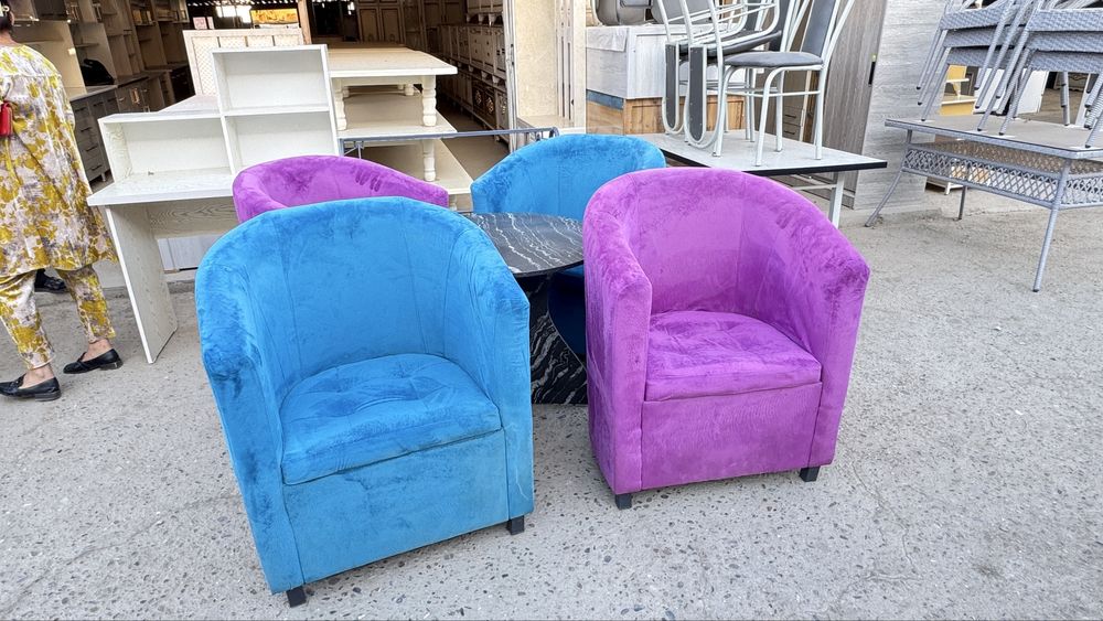 Kreslo va stol sotiladi