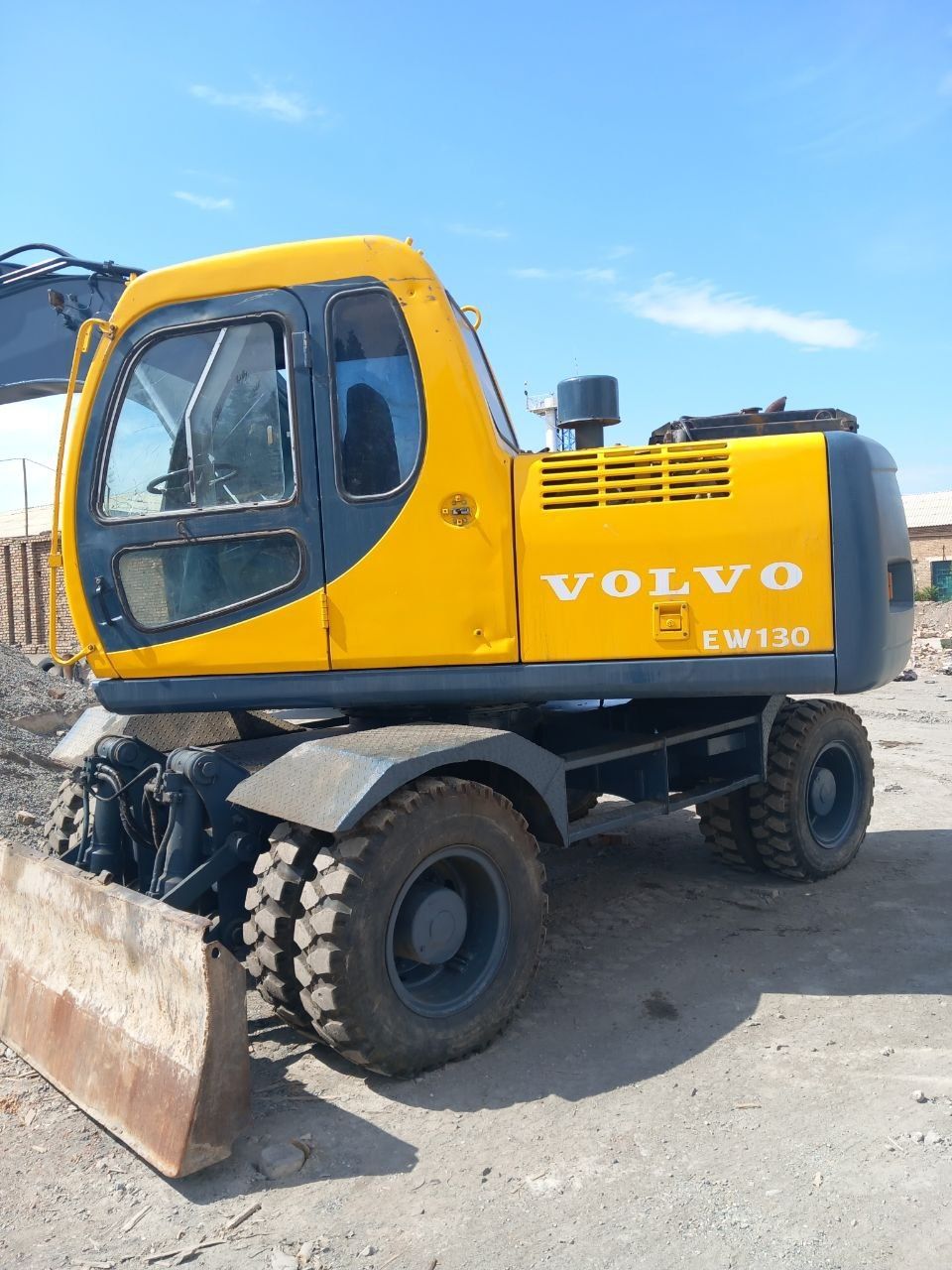 Экскаватор Volvo EW130 сотилади / Ekskvator волво sotiladi