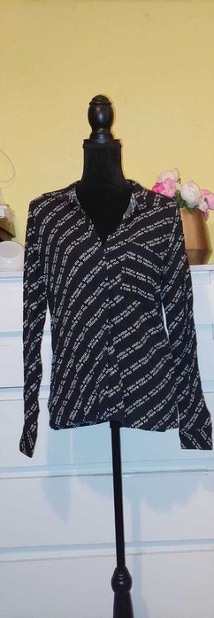 Camasa neagra cu scris alb si buzunar la piept