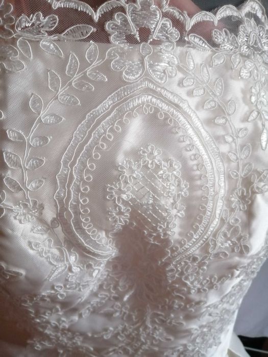 Vând salopeta din dantela și rochie alba chi chi london