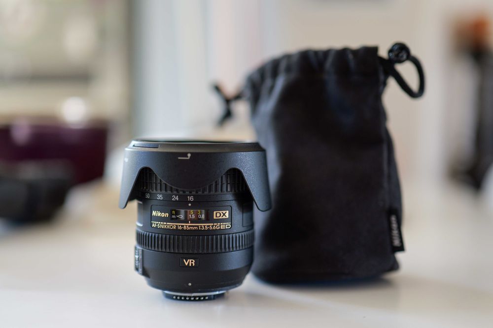 Обектив Nikon AF-S DX Nikkor 16-85mm f/3.5-5.6G ED VR + сенник и калъф