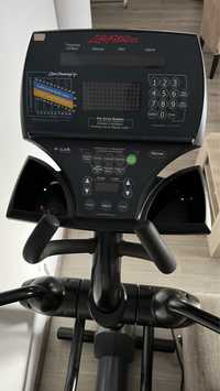 Bicicleta eliptica profesionala Life Fitness